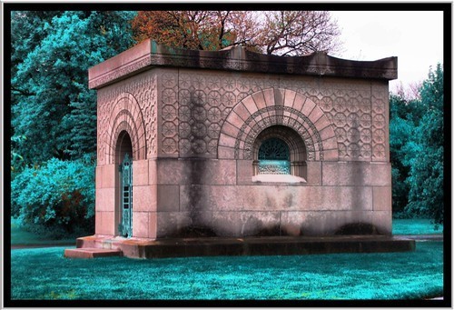 Graceland Cemetery - credit Onasill